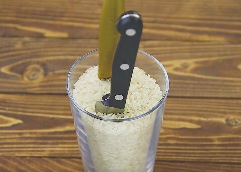Делаем подставку для ножей своими руками с помощью стакана и риса