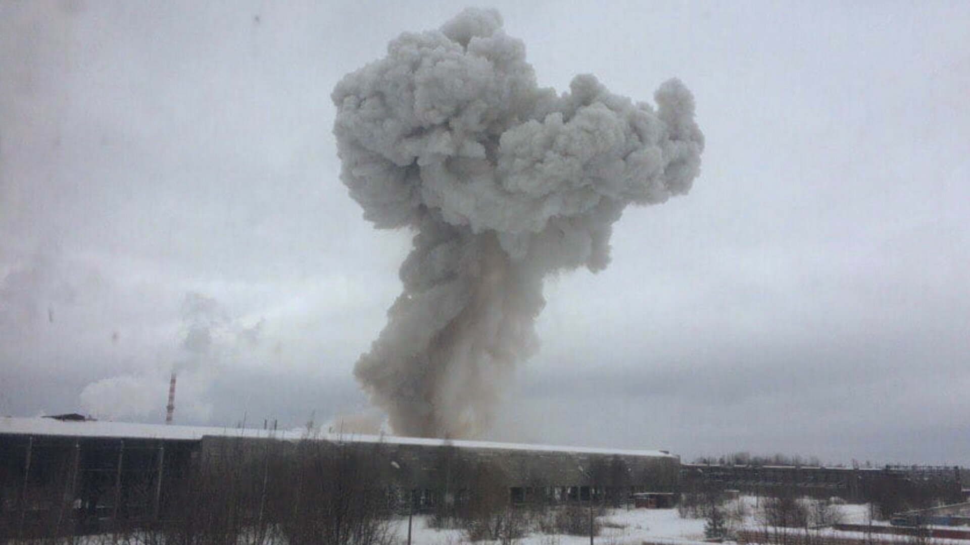 Взрыв завода Полипласт в Ленинградской области - фото